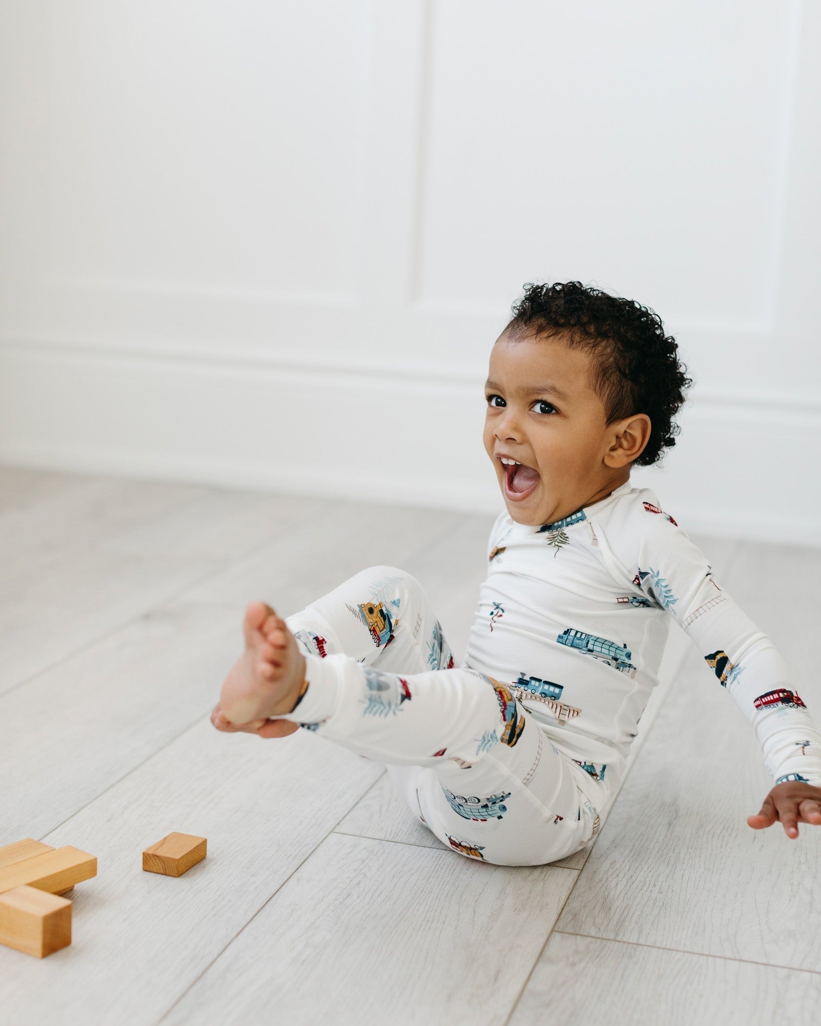 Long-Sleeve-Pajama-Set-All-Aboard-7